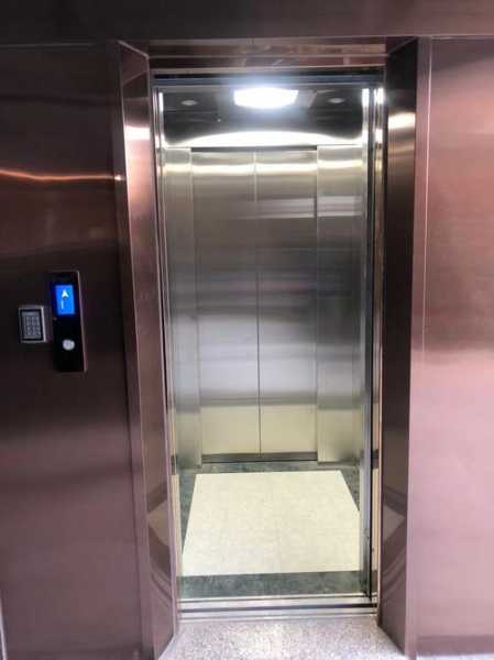 室外开门的电梯有哪些型号，室外电梯门图片！