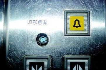 通力电梯声光报警开关型号，通力电梯警报灯一直亮
