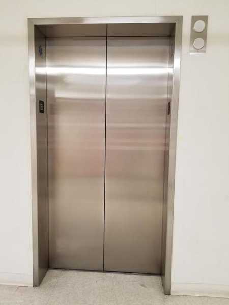 建筑电梯有几个门板的型号，电梯有几个门套！