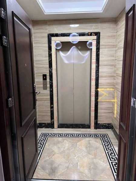 右侧开门的电梯是啥型号，大门右侧是电梯？